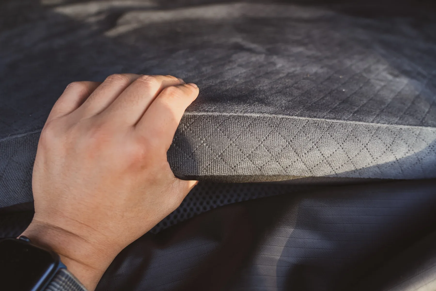 Detail of high-density memory foam mattress included in the tent, providing superior comfort, a key selling point for high-end buyers.